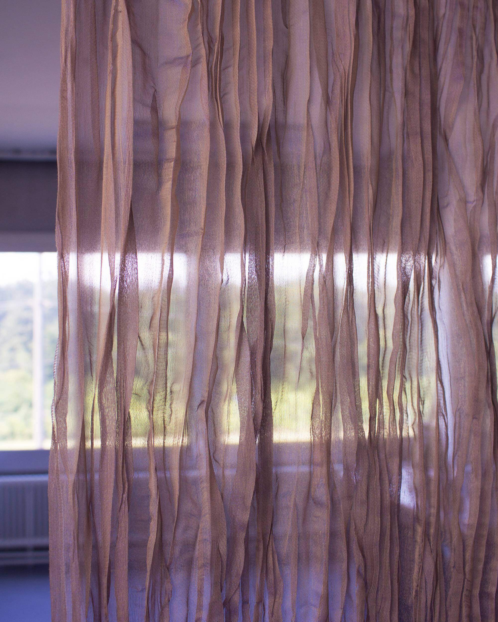 Короткие шторы в гостиную в современном стиле