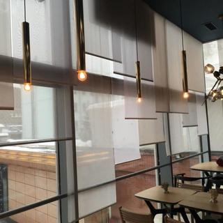 Рулонные шторы для ресторана в современном стиле