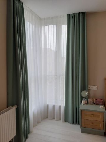 Текстильный декор для углового окна в спальне