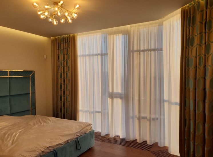Текстильный декор для панорамных окон в спальне