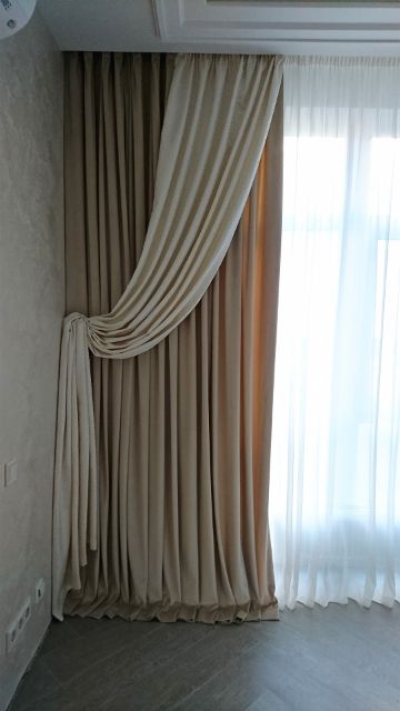 Бархатные портьеры и белая штора с узором