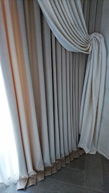 Портьеры из бархата и декоративная штора - белая с узором
